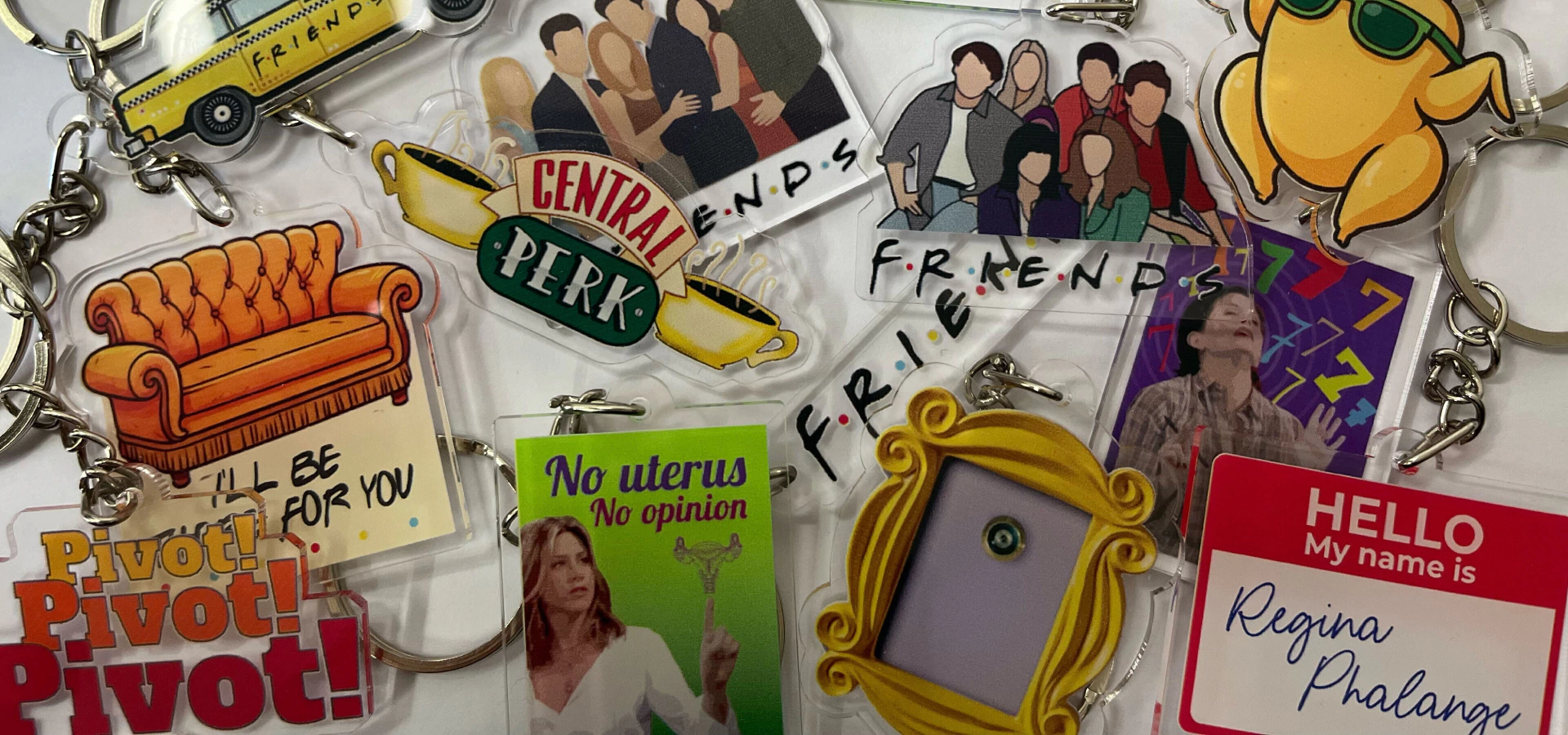 Llaveros de acrílico de Friends con frases de la serie, un taxi amarillo y el pavo con anteojos